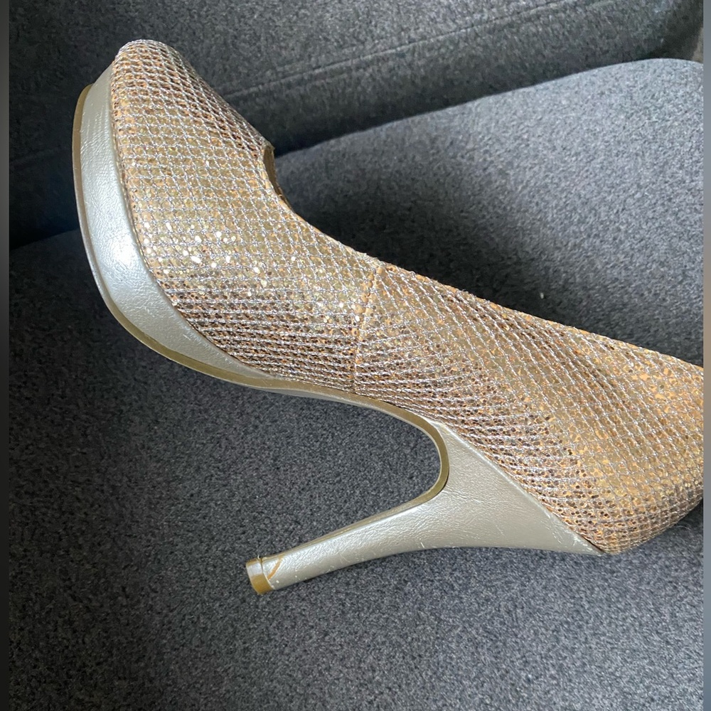 Women’s Gold Sparkle Pump size 5.5 by Touch Ups. - Picture 3 of 14